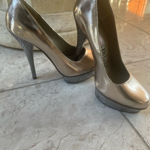 Premise heels, two tone, gently loved and comfy platforms. 5’ 1-2” inches - Picture 4 of 4